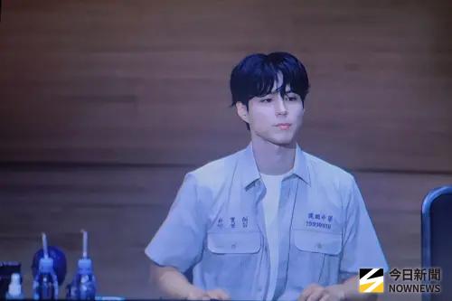 獨／朴寶劍過年來台！穿建中制服超帥現身　見粉絲不舒服幫換椅子
