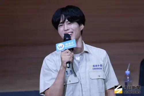 ▲朴寶劍看到粉絲椅子太高還沒有椅背，主動跟對方換。（圖／讀者提供）