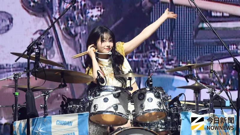 ▲QWER台灣演唱會今（15）日掀高潮，大姊Magenta偷跳「32撞」，團長Chodan（如圖）喊「我們春天再見囉！」富邦悍將總經理陳昭如也現身，合作傳聞再升溫。（圖／記者林柏年攝）