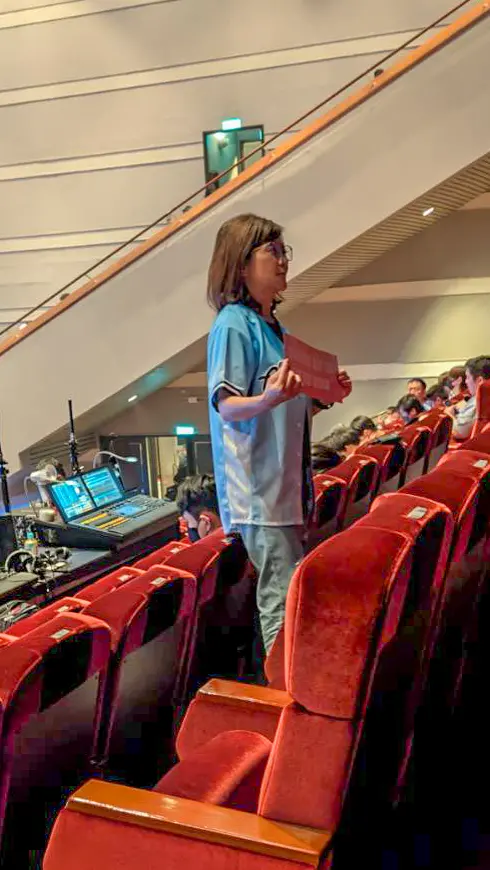 ▲值得一提的是，富邦悍將總經理陳昭如也現身QWER演唱會，讓加深外界對於合作可能性的猜測。（圖／讀者提供）