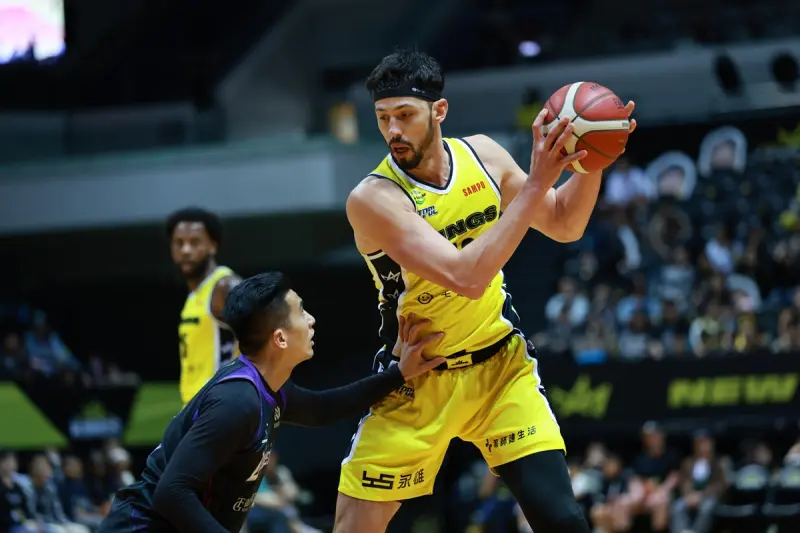 ▲新北國王今(15)日年前迎戰新竹御嵿攻城獅，雖然上半場一度陷入得分荒並落後達9分，但禁衛軍在下半場第三節打出32：10攻勢徹底擊潰對手，洋將沃許本得到26分13籃板，幫助球隊終場以100：85強勢守護主場，豪取五連勝迎年假。（圖／國王球團提供）