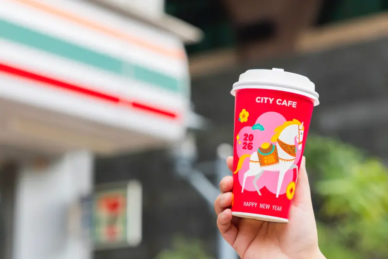 ▲除夕咖啡優惠出爐，7-11今起有特選美式、特選拿鐵10元多一杯；全家特濃拿鐵、特濃美式5元多一杯。（圖／7-11.com.tw）