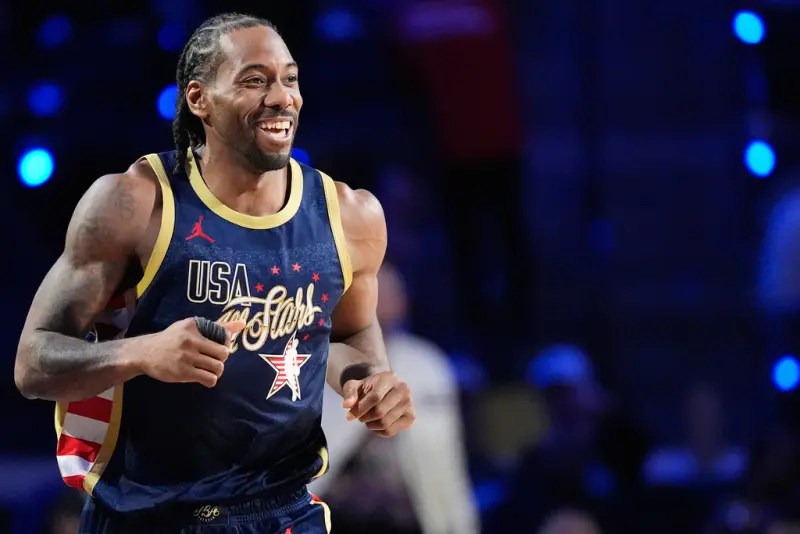 ▲美國條紋隊稍早靠著地主球星雷納德（Kawhi Leonard）12分鐘內爆砍31分，幫助美國條紋隊48：45率先淘汰先吞一敗的世界隊，賽後受訪時直言自己上場打球時，就是最強球星之一。（圖／美聯社／達志影像）