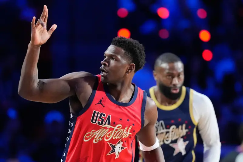 ▲美國星星隊「蟻人」愛德華茲（Anthony Edwards）首戰面對世界隊投進追平三分，決賽打老大哥美國條紋隊再度挹注8分，率領球隊奪冠，蟻人也奪下NBA明星賽MVP。（圖／美聯社／達志影像）