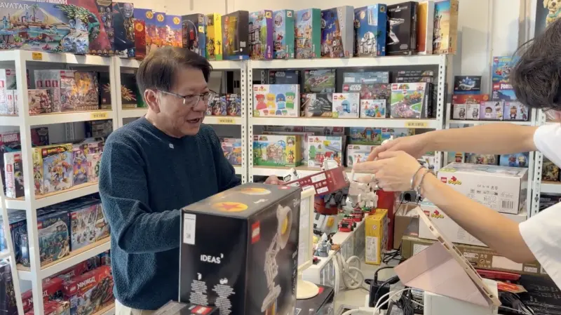    ▲總統府秘書長潘孟安通過小編快問快答挑戰，終於獲得獎金紅包，但只能買一樣玩具。潘孟安為了姪孫的玩具，瞬間燃起鬥志，想持續挑戰小編的問題。（圖／總統府提供）  