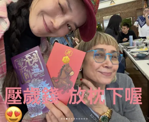 ▲舒淇（左）向《古惑仔》名導劉偉強的妻子黎安兒（右）討紅包，表示壓歲錢要放在枕頭底下。（圖／摘自 IG@sqwhat）