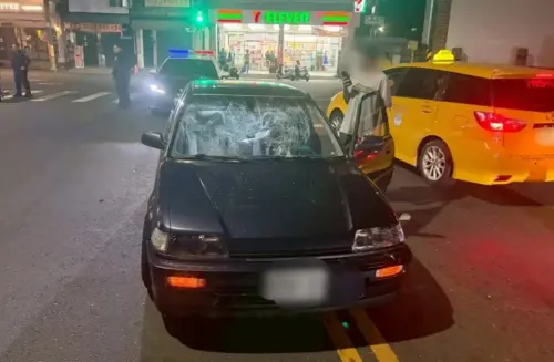 高雄火爆衝突畫面曝！單車男遭轎車擦撞　拿石塊瘋狂砸車
