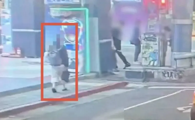 ▲台北市西門町商圈發生隨機攻擊事件，一名陌生男子徒手攻擊民眾，警調閱周遭監視器畫面，並鎖定嫌疑人身分。（圖／翻攝畫面）