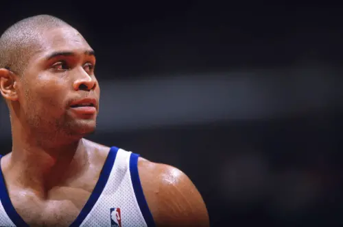 ▲最經典的重建失敗案例則是1998年的洛杉磯快艇，選中被視為「水貨狀元」的奧羅沃坎迪（Michael Olowokandi），讓球隊在黑暗中掙扎多年，被戲稱為「被詛咒的球團」。（圖／美聯社／達志影像）