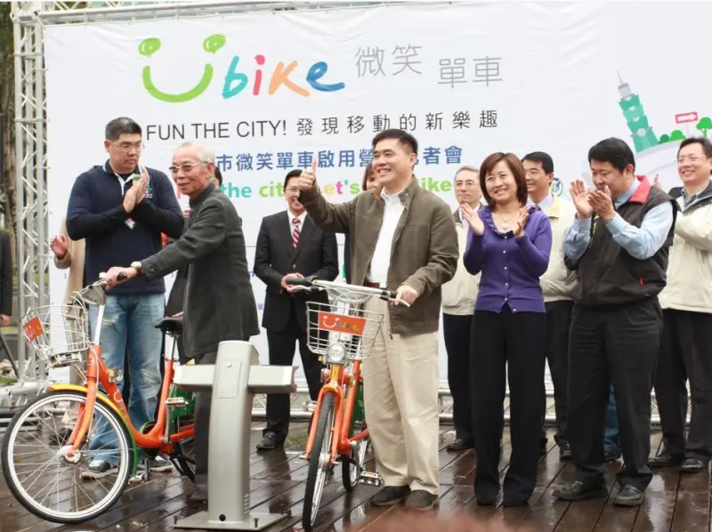    ▲2012 年YouBike 正式營運，劉金標（圖／左2）成功將自行車融入城市日常生活 。（圖／巨大集團提供）  