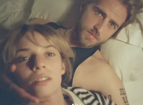 ▲《怪奇物語》瑪雅霍克（左）和音樂人克里斯汀李哈德遜（右）在西洋情人節於紐約結婚，彼此是由好友擦出愛的火花。（圖／摘自 IG@maya_hawke)