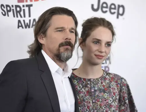 ▲伊森霍克（左）為女兒瑪雅霍克（右）近年來在演藝事業上的表現感到驕傲。（圖／美聯社／達志影像）