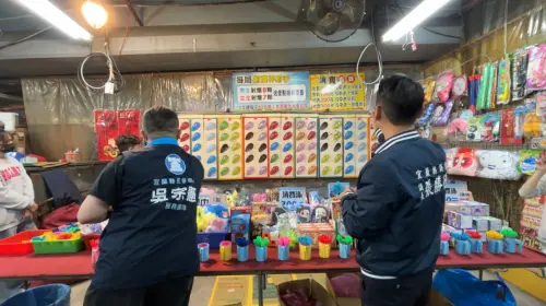 ▲宜蘭縣議長張勝德（右）和立委吳宗憲（左）一起到宜蘭東門夜市PK射氣球。（圖／記者陳韻年攝）