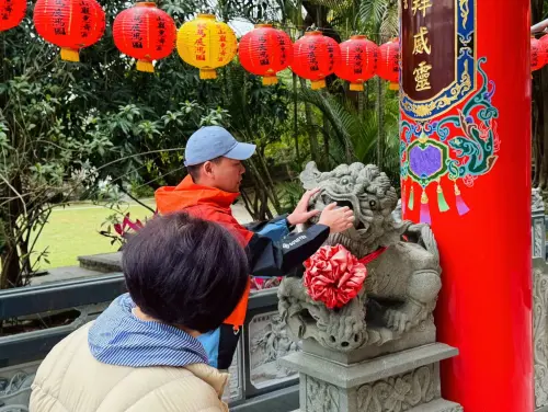 ▲廟門口已被神明「收伏」的石獅。（圖／賴苡任提供）