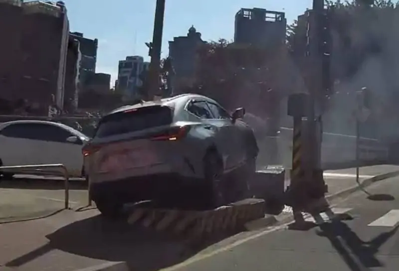 ▲桃園潘姓駕駛駕車恍神逆向衝撞人行道上變電箱，導致附近44住戶停電6小時。（圖／警方提供）