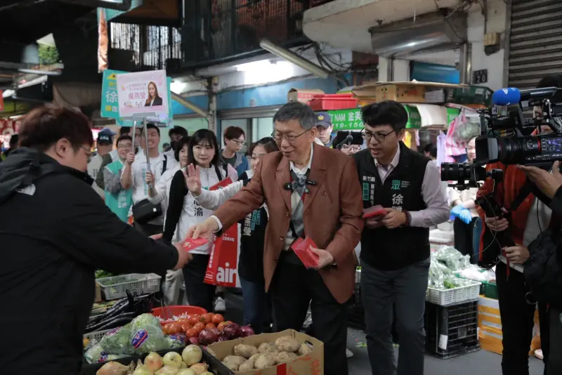 ▲柯文哲回新竹陪媽媽過節，也帶民眾黨小雞在市場拜票。（圖／民眾黨提供）