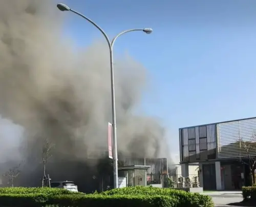 宜蘭市綠九市場旁驚傳火警！鐵皮屋狂冒黑煙嚇壞除夕採買民眾
