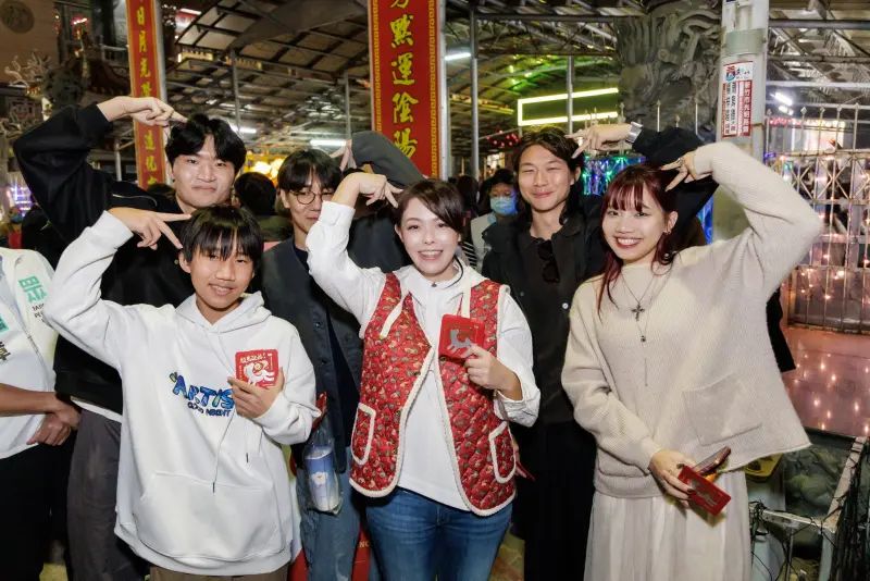 ▲高虹安在小年夜高虹安到天公壇前發「駿馬迎福」開運小紅包給民眾，希望能把第一份祝福與好運，親手送到大家手上。（圖／翻攝高虹安臉書）