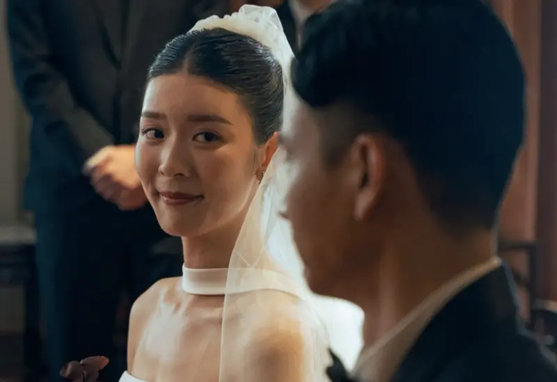 ▲余香凝（左）來台灣拍《雙囍》，嫁給劉冠廷（右），和在香港的女兒視訊時，女兒看到她穿婚紗，驚問：「媽媽又結婚了？」她也被扮演爸爸的田啟文在戲裡的台詞、舉動感動到哭。（圖／水花電影提供）