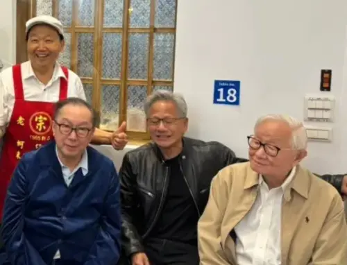 ▲黃仁勳（中）跟廣達電董事長林百里（左）交情甚好，每次黃仁勳回台時重要聚會都會有林百里現身。（圖／寧夏商圈理事長林定國提供）