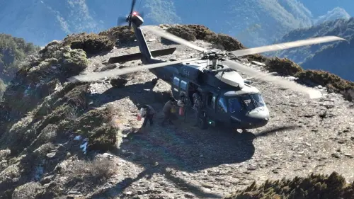 ▲11月至4月的冬季期間，空勤總隊藉由高空飛行訓練課程期間協助運補物資到玉山氣象站。（圖／玉山氣象站提供）