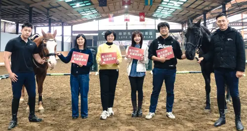 影／蘇巧慧化身一日馬場照護員　看到馬匹驚喊：好像沈伯洋
