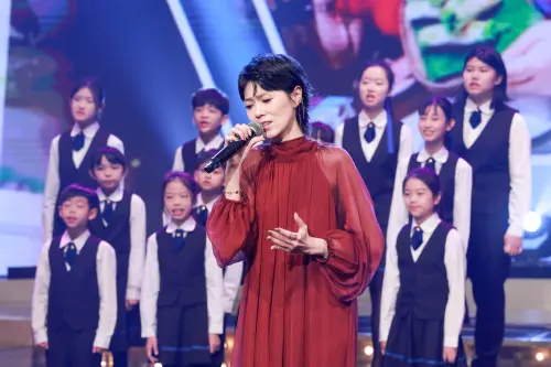 ▲曹雅雯（如圖）獻唱〈感謝〉一曲，聽得全場動容。（圖／民視提供）