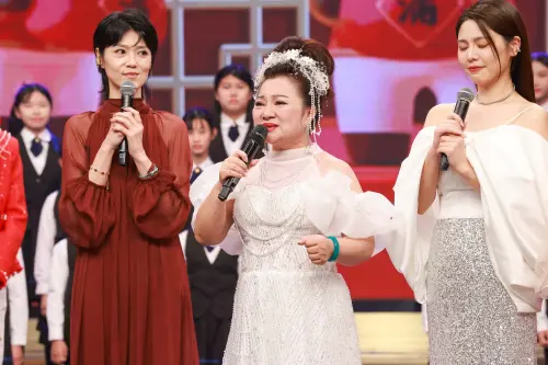 ▲曹雅雯（左）登上白冰冰（中）主持的《民視第一發發發》除夕特別節目。（圖／民視提供）