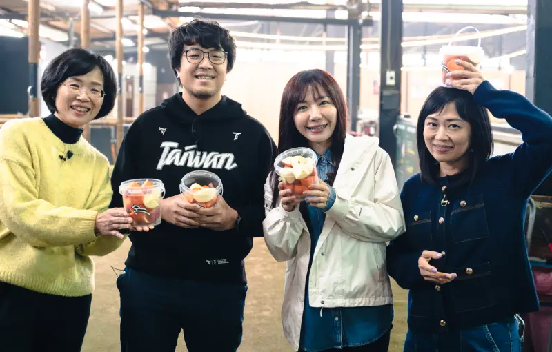    ▲立委蘇巧慧、吳沛憶、沈伯洋，以及新北市議員鄭宇恩前往淡水馬術文創園區體驗照顧馬兒。（圖／蘇巧慧辦公室提供）  