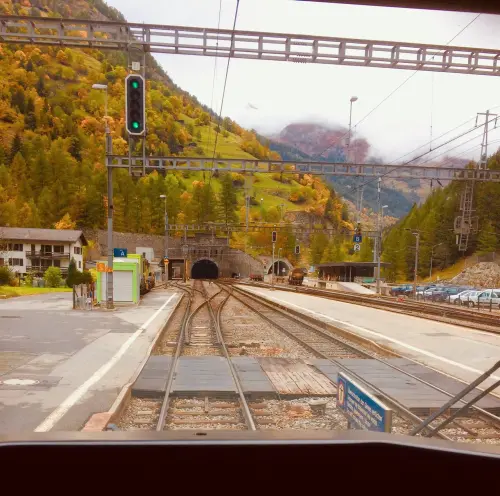 瑞士雪崩「80人列車」脫軌！救援情況困難　當地警消趕赴現場
