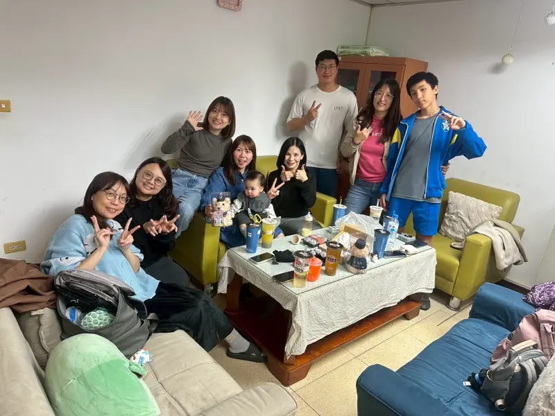 ▲高市少年隊、少輔會昔日服務少年葉鍾穎（右三）與前輔導員們（左二、四、八）及其孩子回娘家相聚歡。(圖／高市少年隊提供)