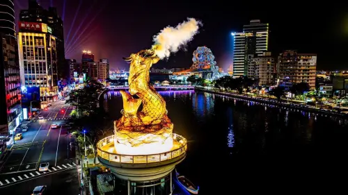 ▲愛河「鰲躍龍翔」晚間燈光及噴煙展演，點亮高雄夜色。（圖／高市府觀光局提供）