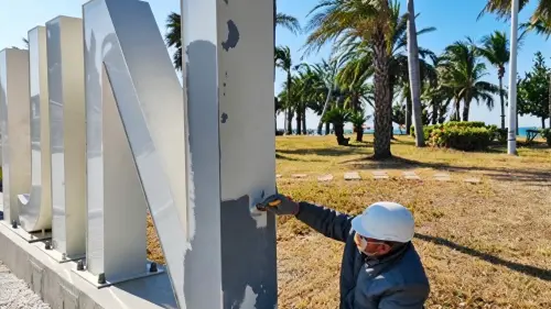 ▲迎接春節遊客，工作人員重新油漆景區裝置藝術，維持環境美觀。（圖／高市府觀光局提供）