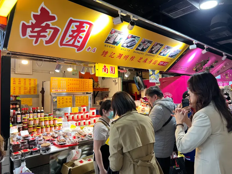 ▲鄭麗文特別推薦南門市場老字號「南園」的年糕與八寶飯。（圖／國民黨提供）