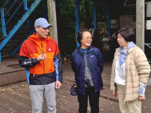 ▲名山里長薛群秀（中）說，里內經常與學校合作，舉辦環境教育、走讀活動，讓孩子從小認識芝山岩的價值。（圖／賴苡任提供）