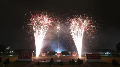 ▲陸軍司令部除夕夜首度施放迎春煙火，璀璨煙火點亮營區夜空，象徵辭舊迎新、軍民同心。（圖／陸軍司令部臉書）
