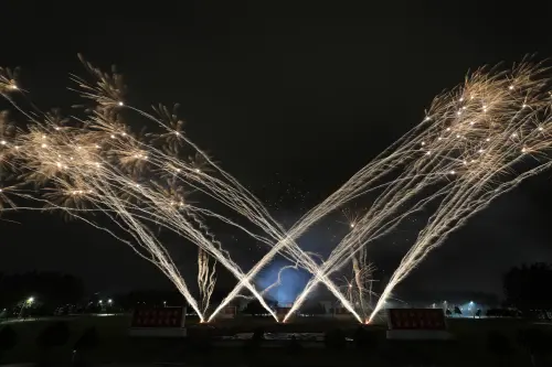 ▲龍潭區民眾於綠衫林公園周邊駐足欣賞煙火秀，現場氣氛熱鬧歡樂。（圖／陸軍司令部臉書）