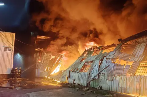 彰化製鞋廠除夕夜陷火海！濃煙竄天景象曝光　警消急奔現場搶救
