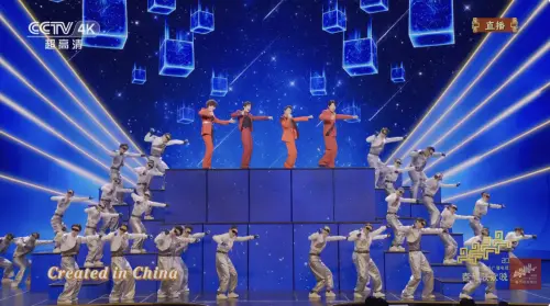 ▲言承旭（左起）跟易烊千璽、陳小春、羅嘉豪等人同台演出，被批像在賣家電。（圖／翻攝自CCTV央視）