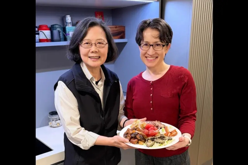 ▲蔡英文除夕夜合體蕭美琴一起吃年夜飯。（圖／翻攝蔡英文臉書）