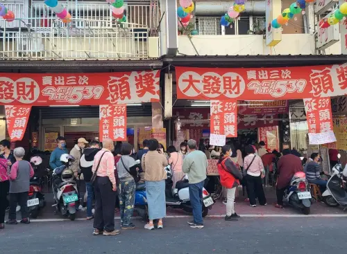 ▲雲林縣「大發財彩券行」除夕夜開出頭獎10.9億一注獨得。（圖/Google評價）