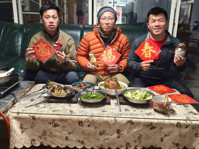 ▲海拔近4000公尺的玉山北峰氣象站，今年春節年假將由3名同仁在雲海與寒風中駐守。（圖／玉山氣象站提供）