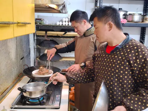 ▲玉山氣象站人員結束整天的值勤後，才一同準備除夕年夜飯。（圖／玉山氣象站提供）