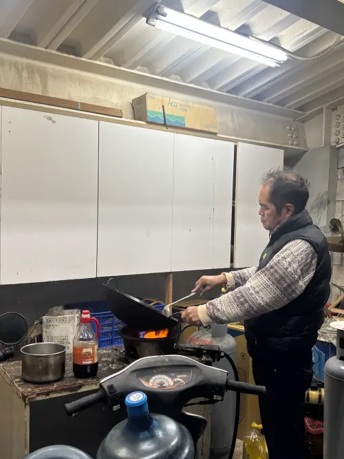 ▲擁有廚師執照的工友，平時工作就是負責彭佳嶼氣象站的三餐烹調。（圖／彭佳嶼氣象站提供）