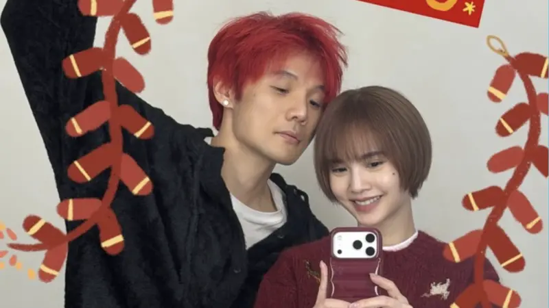 ▲初一拜年！藝人楊丞琳（右）與李榮浩（左）結婚6年多，今（17）日逢農曆新年初一，夫妻倆共進廚房拜年，楊丞琳興奮喊道：「馬年祝大家，幸福加『馬』，快樂加倍！」同框李榮浩，夫妻臉相似程度高達99％，畫面又萌又甜。（圖／翻攝自楊丞琳IG＠rainie77）