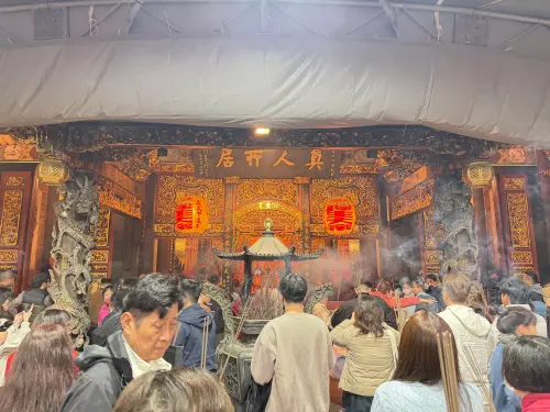 ▲馬年的第一天，大龍峒保安宮凌晨擠滿了前來拜拜的民眾。（圖／記者周淑萍攝）