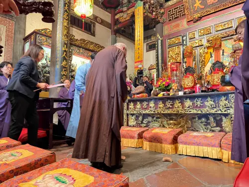 ▲大龍峒保安大年初一凌晨擲筊抽出國運籤，解籤專家表示，未來一年做任何事情，都要事前準備周全，才能避免中途受阻。（圖／記者周淑萍攝）