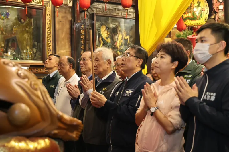 ▲ 市長黃偉哲今天深夜展開新春祈福行程，前往北區「開基玉皇宮」及及中西區「天壇」參拜。（圖／南市府提供）