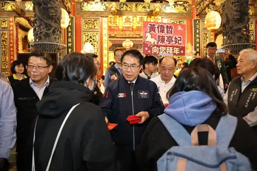 ▲ 黃偉哲在北區「開基玉皇宮」及中西區「天壇」發送馬年新春紅包，將吉祥與福氣傳遞給現場民眾，共同開啟充滿活力的馬年新篇章。（圖／南市府提供）