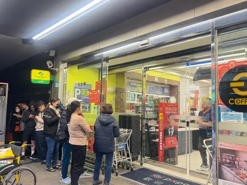 ▲《NOWNEWS》直擊全聯位在新北市板橋的門市，全聯福袋開賣人潮。（圖／記者鍾怡婷攝）